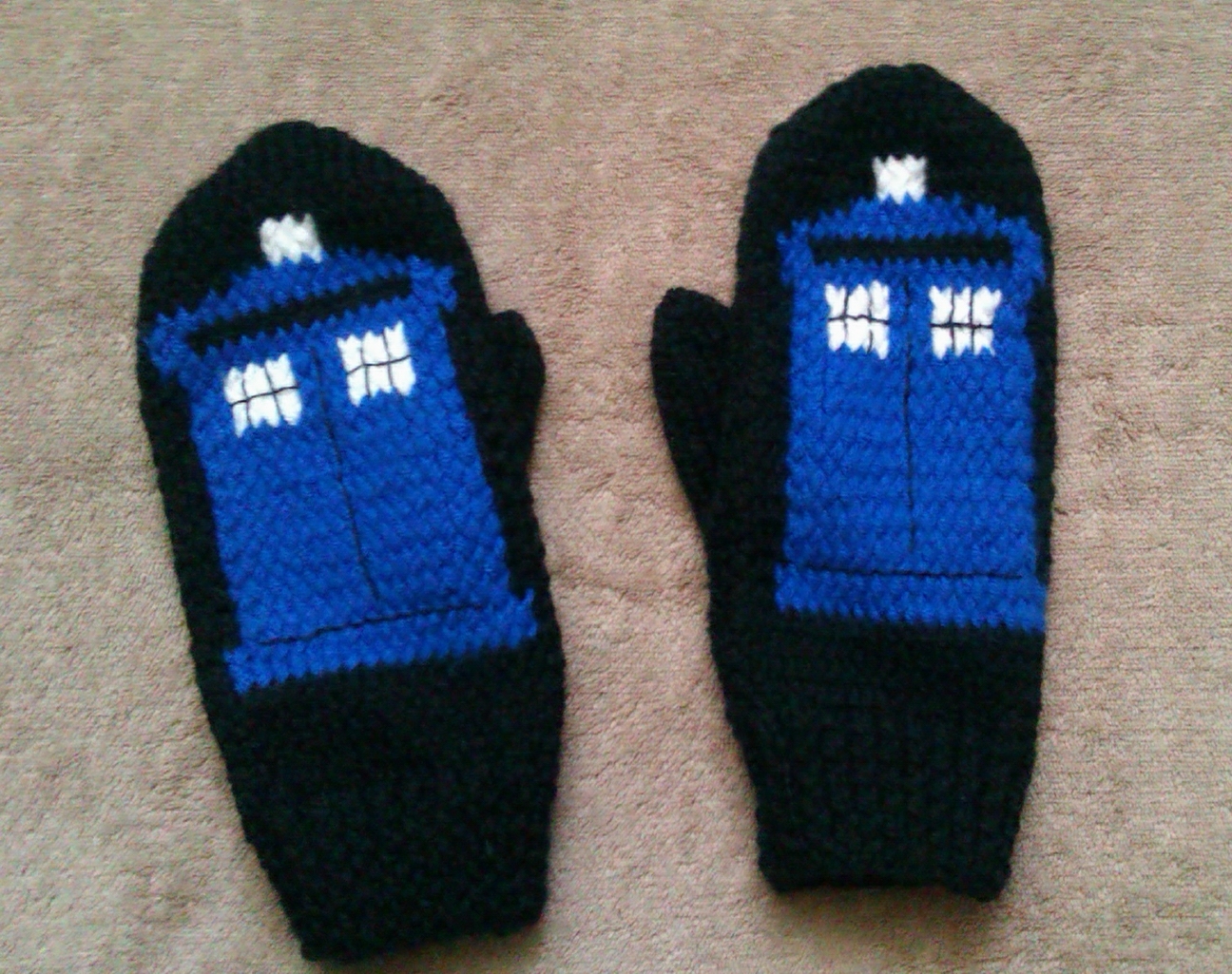 Manual TARDIS and three meters of heat - My, Scarf, Doctor Who, , Tom Baker, Knitting, TARDIS, Longpost