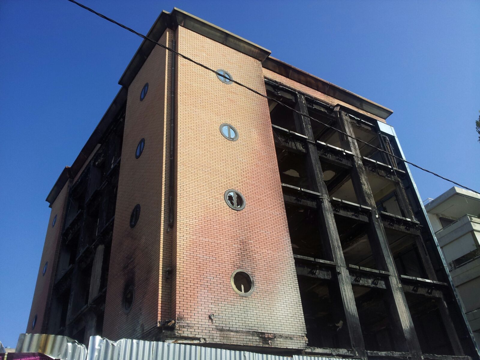 The burnt-out building of the IKA (Social Insurance Fund) polyclinic - My, Photo, My, Athens, Greece, Polyclinic, Fire, A crisis, Kripota, Longpost