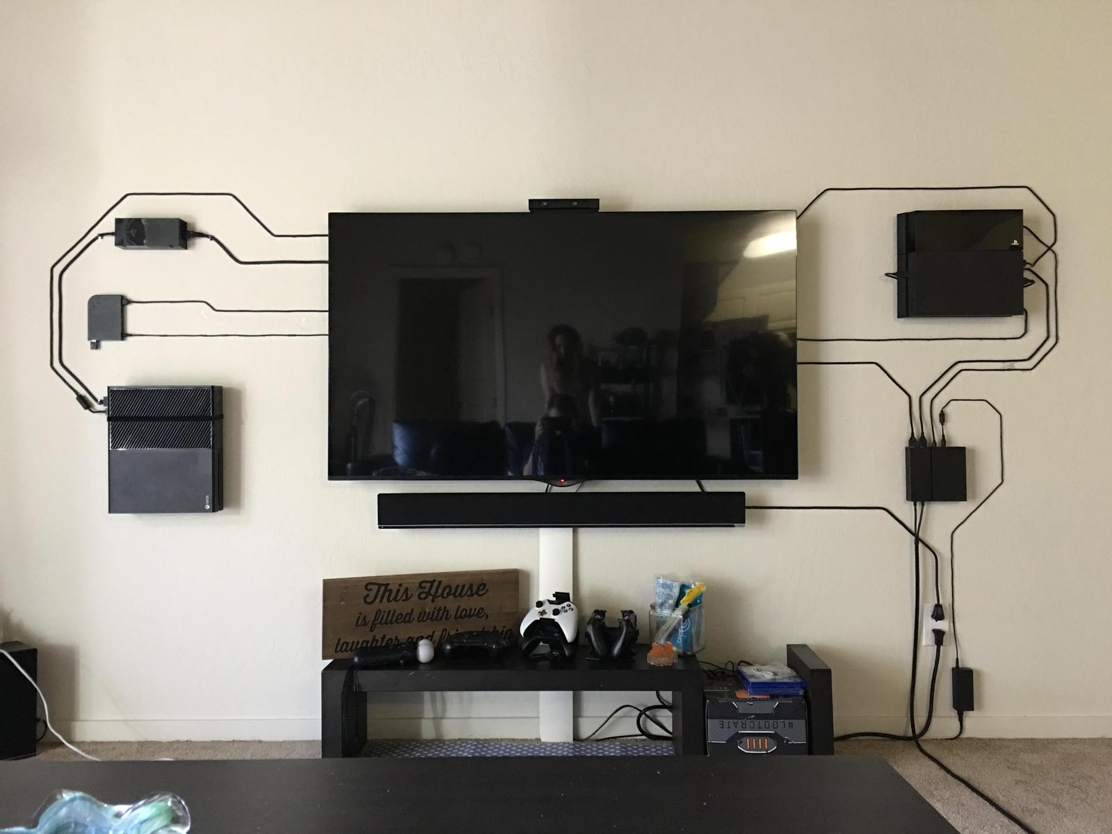 Ps4 на стене. Телевизор на стене. Розетки для ТВ на стене. Розетки под телевизор на стене. Короб для телевизора на стену.