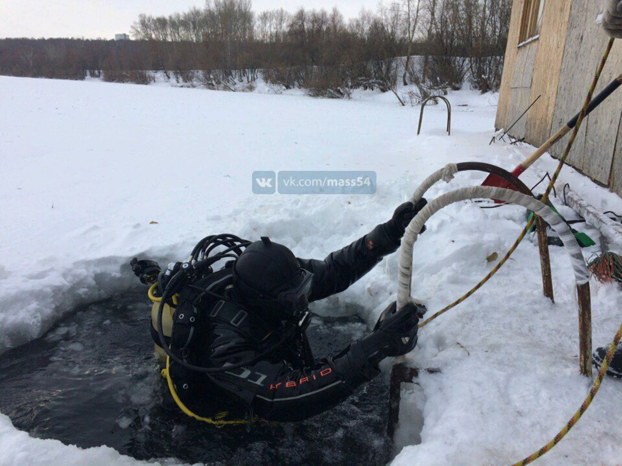 Novosibirsk took a steam bath, dived into the hole and disappeared - news, , Ice hole, The missing