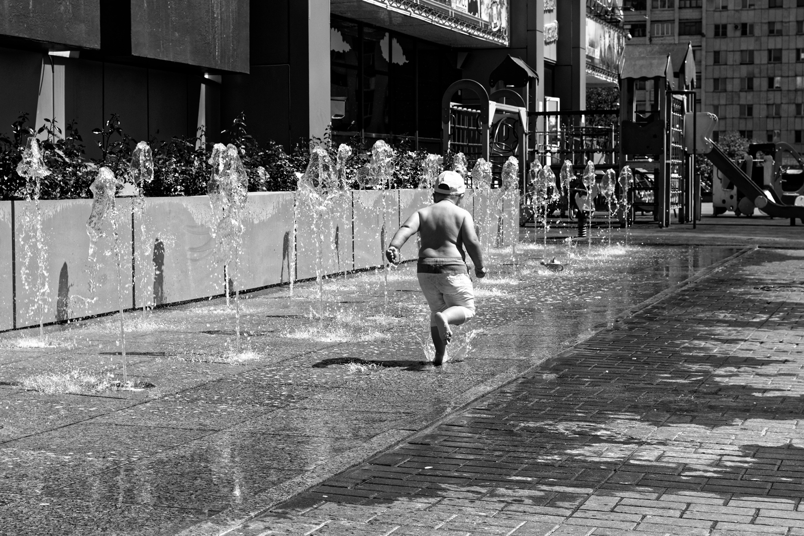 carefree time - My, Photo, Black and white, The street, Fountain, Fun, Childhood