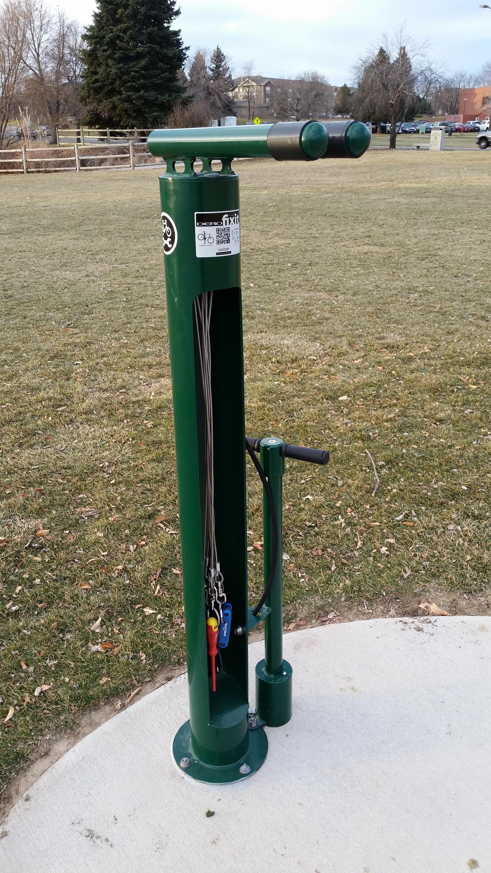 Here is a bicycle repair station you recently met in the city. - Photo, Longpost, Repair, A bike, , Screwdriver, Pump