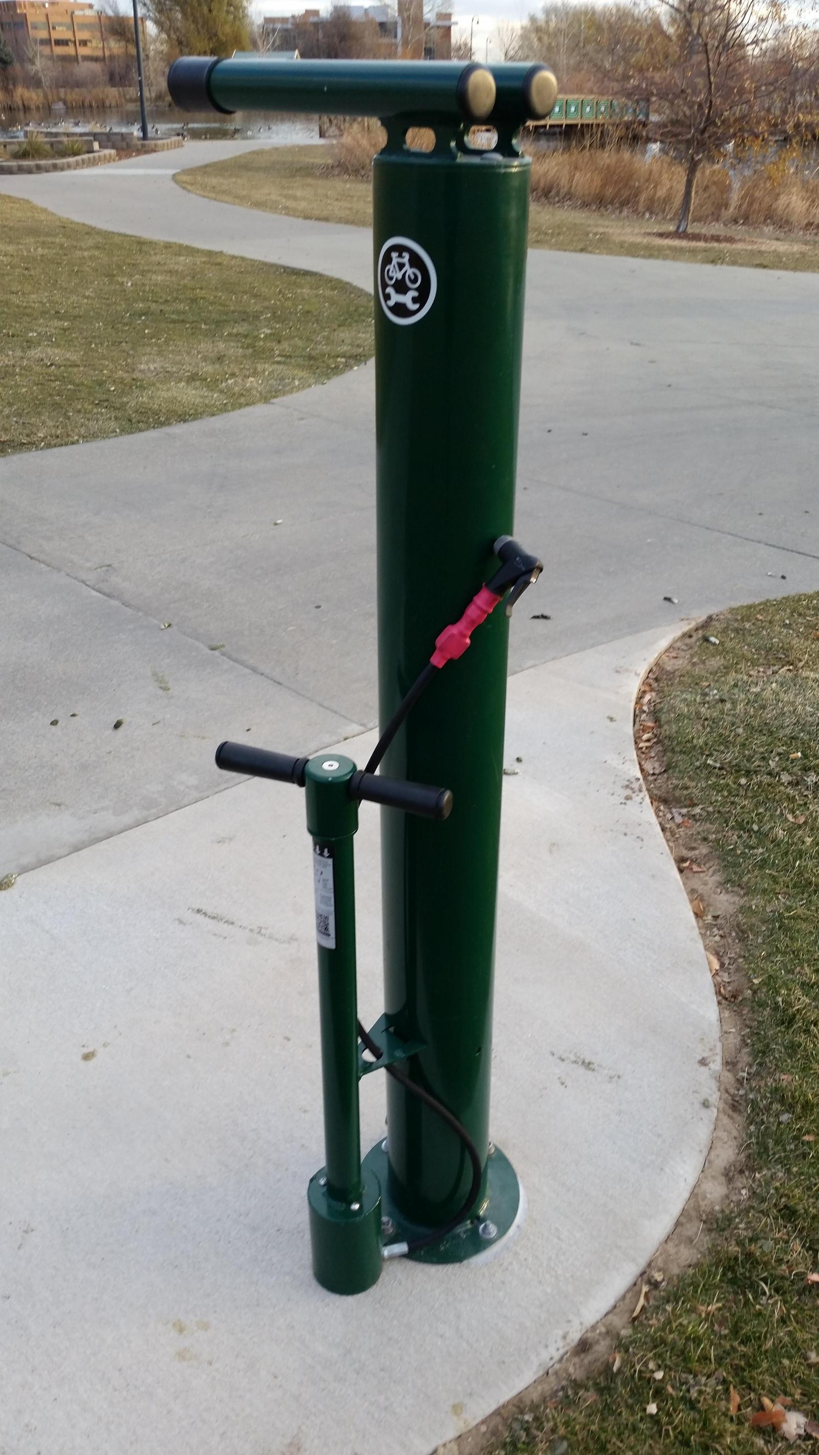 Here is a bicycle repair station you recently met in the city. - Photo, Longpost, Repair, A bike, , Screwdriver, Pump