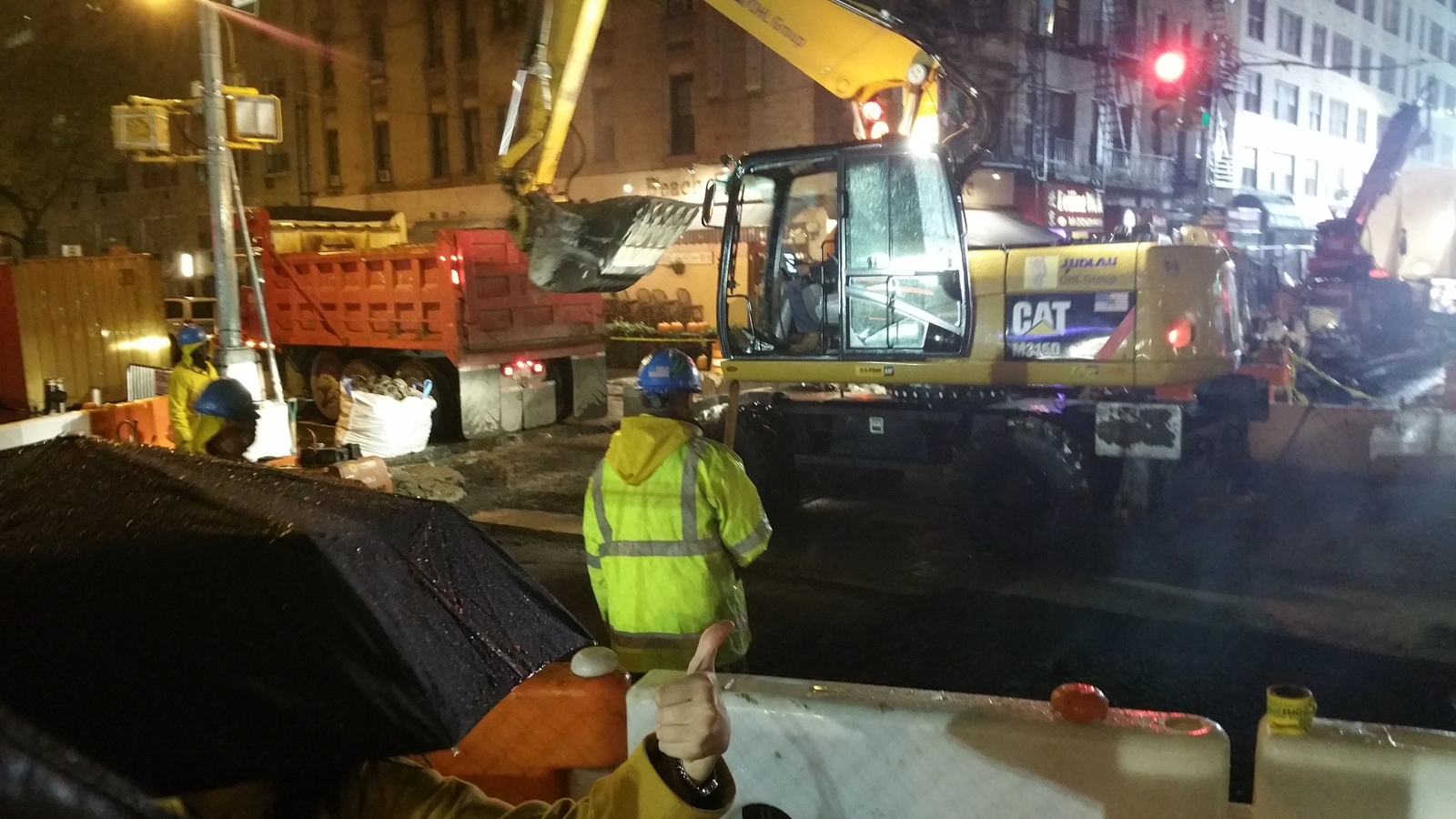 New York also takes part in the relay - Asphalt laying, Rain, Workers, New York