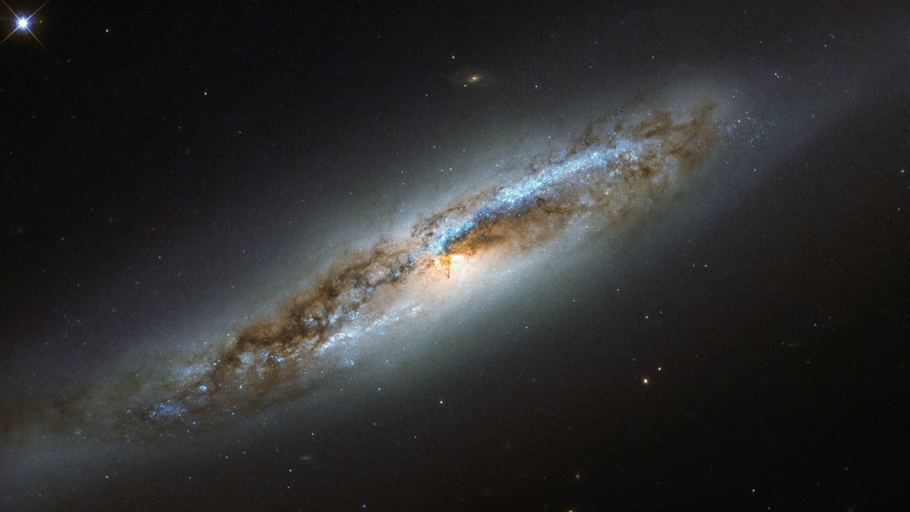 Хаббл передал потрясающее изображение спиральной галактики NGC 4388 - Телескоп Хаббл, Космос, Галактика, Фото