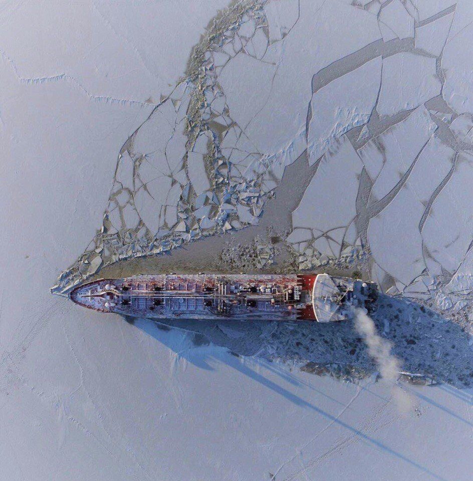 Beautiful shot: a tanker cuts through the ice in the Gulf of Finland... - Saint Petersburg, The Gulf of Finland, Tanker, Ice, Photo