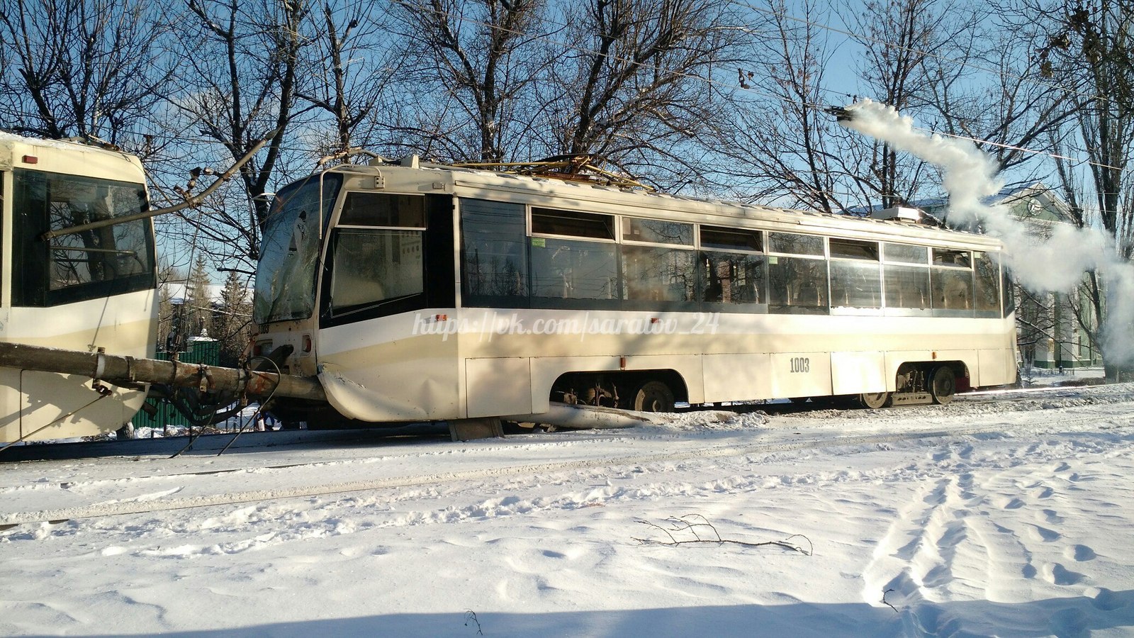 Необычная авария произошла сегодня в Саратове. Трамвай сошёл с рельс и снес столб контактной сети. - Саратов, Трамвай, Авария, Фото