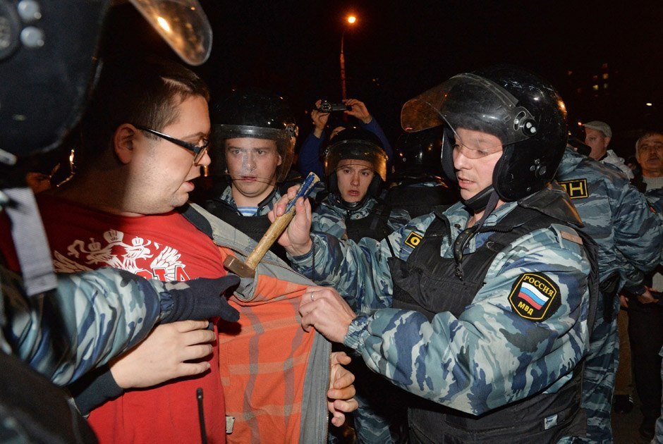 Беспалевно подбрасывает вещдок :D - ОМОН, Фото, Сарказм, Молоток, Типичный милитарист