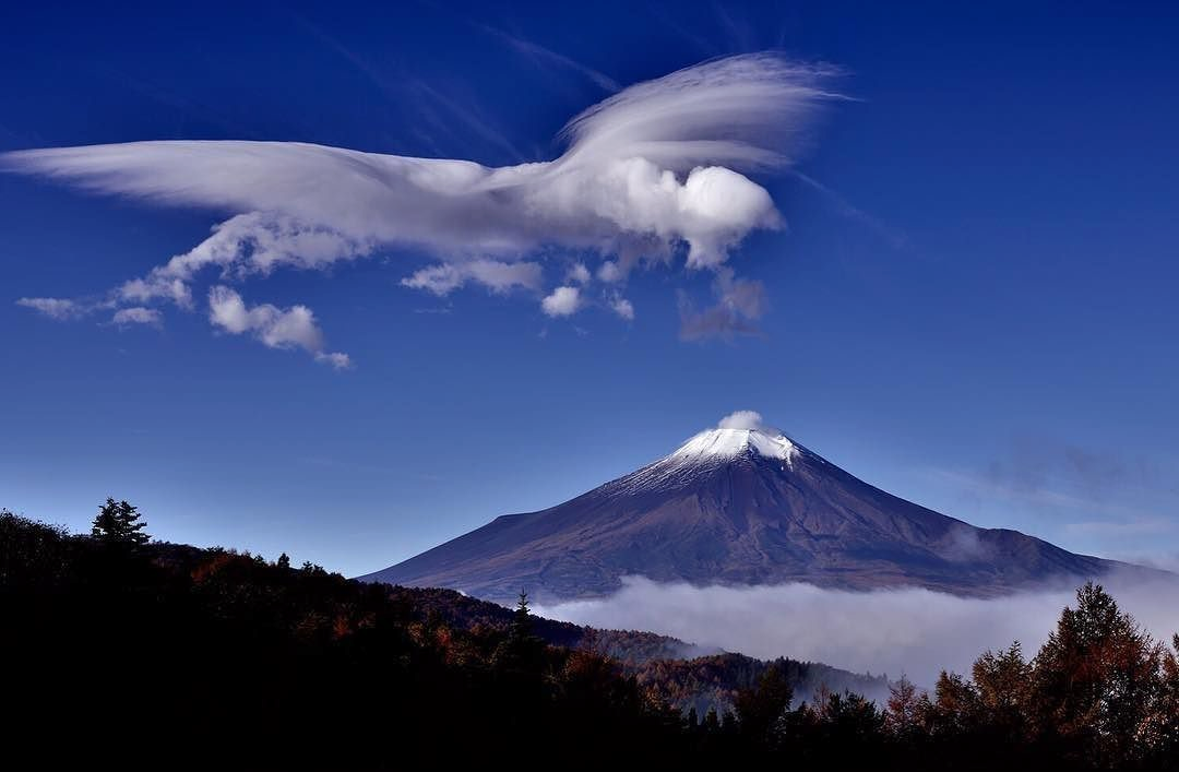 Unusual shape of clouds over Fujiyama volcano in Japan - The mountains, Volcano, Fujiyama, Japan, The photo, Clouds, Sky