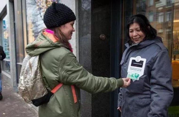 In Amsterdam, the homeless began to accept alms from plastic cards - news, Homeless, Beggars, Amsterdam