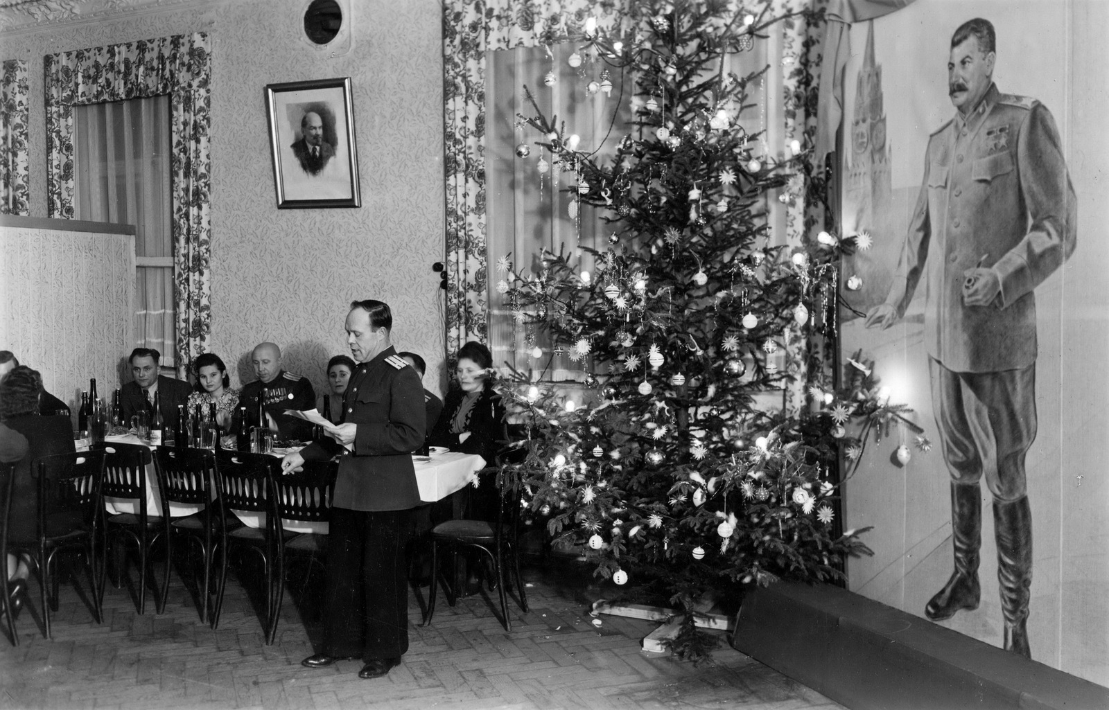 Новый год военного времени. Советская елка. Новогодняя елка 1930. Советский новый год. Новогодняя ёлка 1935 года.