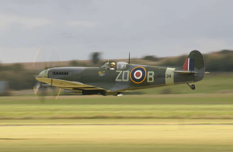 Crouching Spitfire. - Spitfire, , Fighter, Airplane, Aviation, The Second World War, Pilots, Longpost, Hedgehop