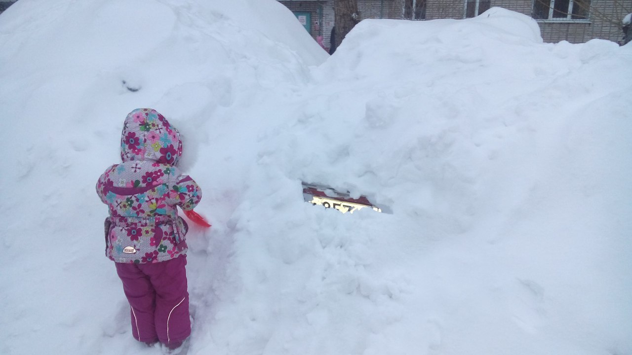 The girl who loves to hide things - buried, Snow, Winter, , Car