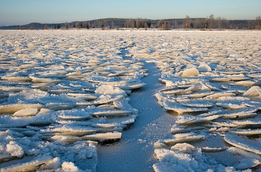 Вода в реке замерзла. Блинчатый лёд в Карелии. Озеро Байкал ледостав. Блинчатый лед природное явление. Лед на реке.
