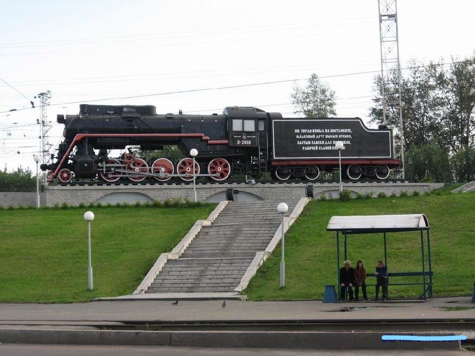 Homeless people fired up a steam locomotive in Novokuznetsk - Bum, Monument, Locomotive, Survival