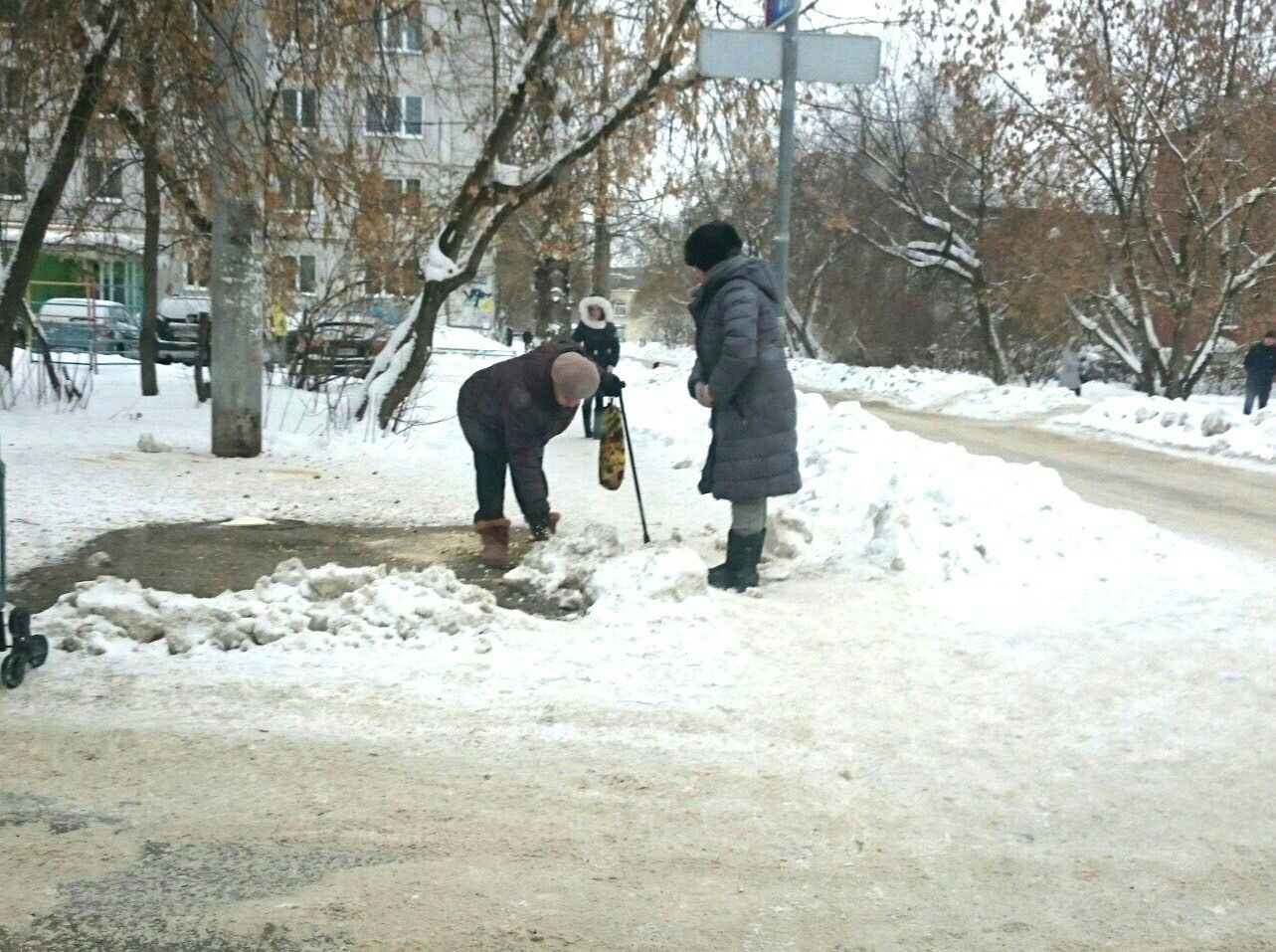 Бабушка ходит с топором по улицам Перми и ищет новую жертву. | Пикабу