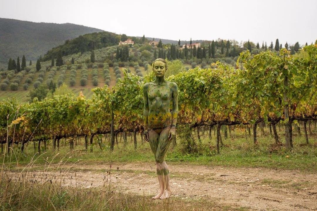 Body painter who dissolves models into landscapes - NSFW, Bodypainting, Dissolution, Landscape, Art, People, Longpost