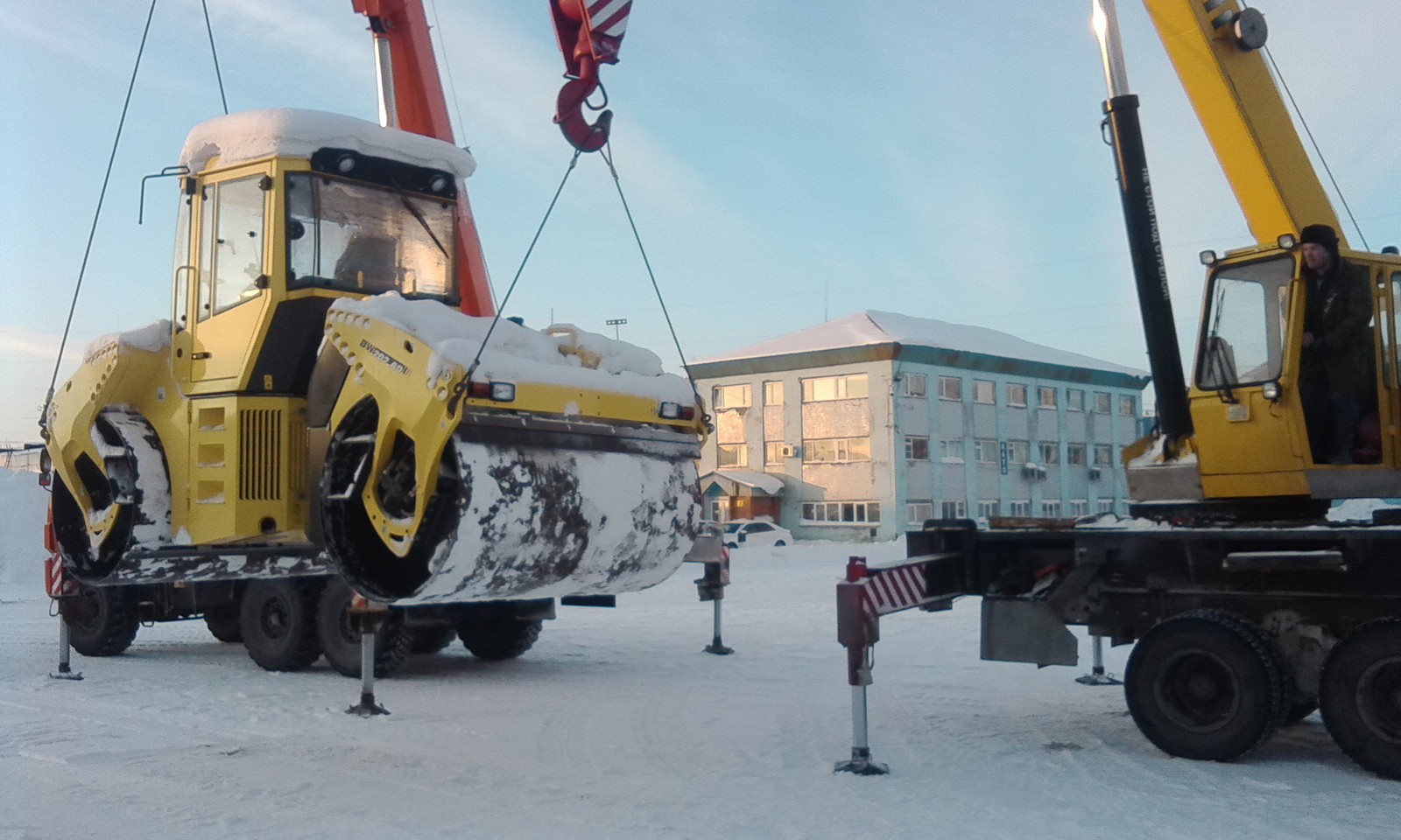 Loading a BOMAG roller with cranes - My, Grind, Technics, Tap, Just not to work, Video, Longpost