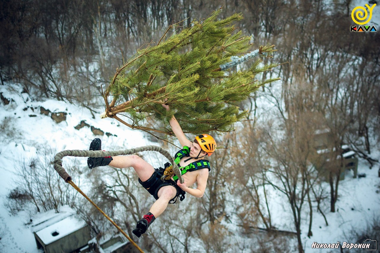 I don't know why I'm doing this, but I've been doing it for 5 years!) - My, Why, Christmas trees, Extreme, Rope jumping, Fun, Traditions, 2017, New Year, Longpost