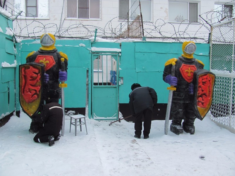 Prisoners made Gelendvagen and other sculptures from snow - Sculpture, Snow, Prisoners, Gelendvagen, Longpost