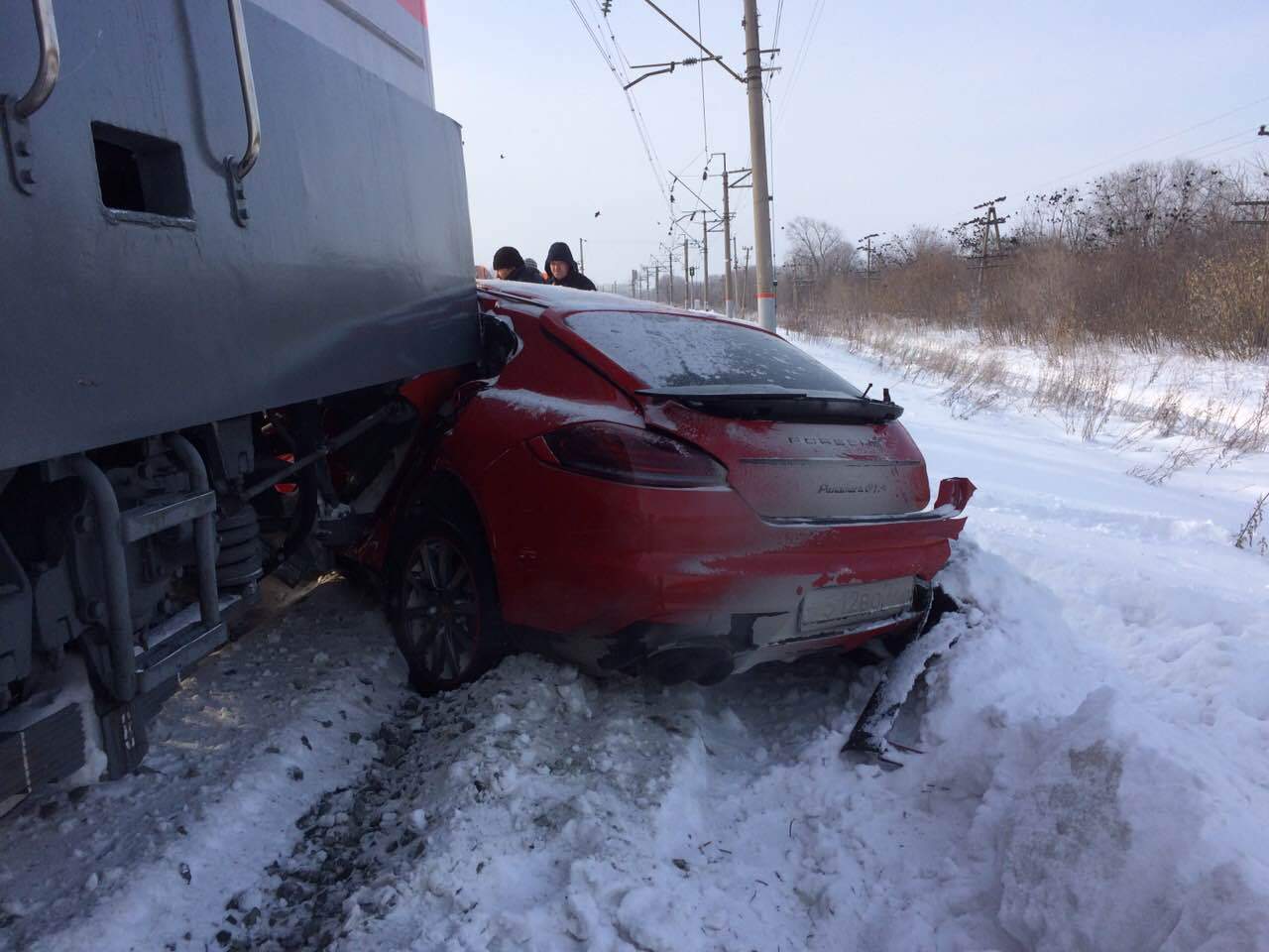 В Тольятти поезд протаранил элитный Porsche Panamera | Пикабу