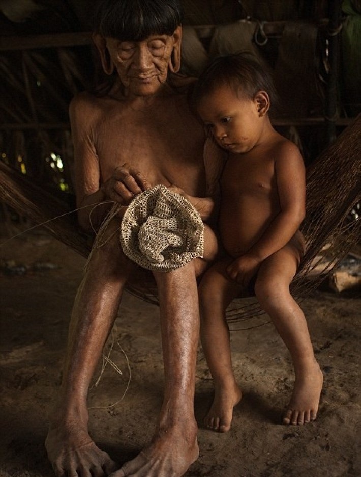 The photographer spent 12 days with the savages from the Amazonian tribe. His shots are shocking... - Guarani, Peekaboo, Longpost