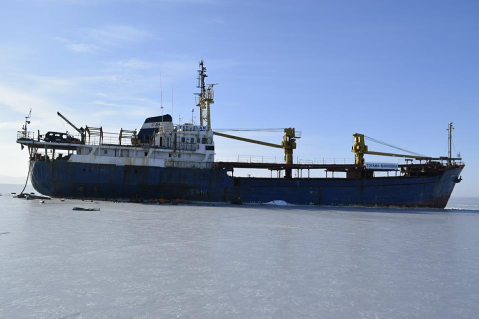 Во Владивостоке появилась новая «достопримечательность»: брошенный во льдах сухогруз - Судно, Мародеры, Владивосток, Длиннопост