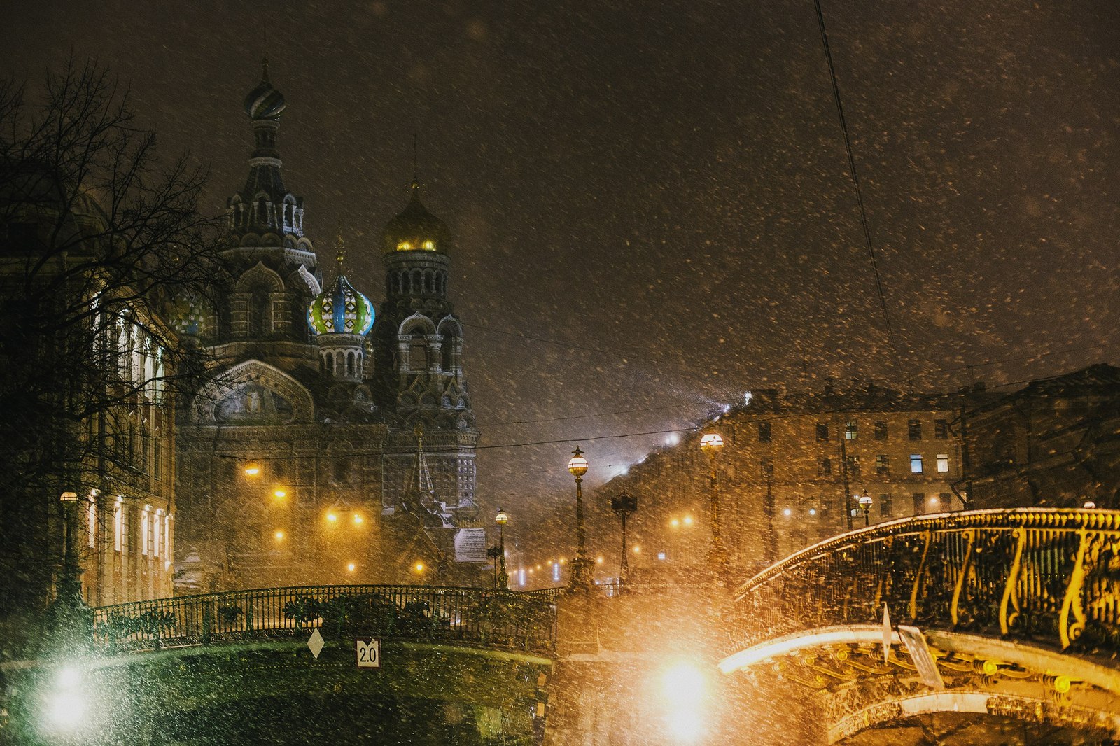 Снег над. Петербург снег ночь. Ночной заснеженный Питер. Ночной Питер в снегу. Зимний Санкт-Петербург ночью.