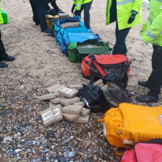 The sea washed up on the beaches of 360 kg of cocaine - England, Sea, Cocaine