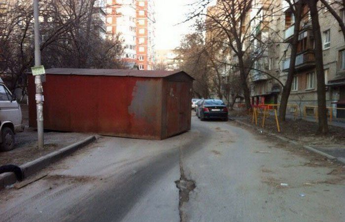 Whose garage crawled away? - The photo, Humor, In contact with