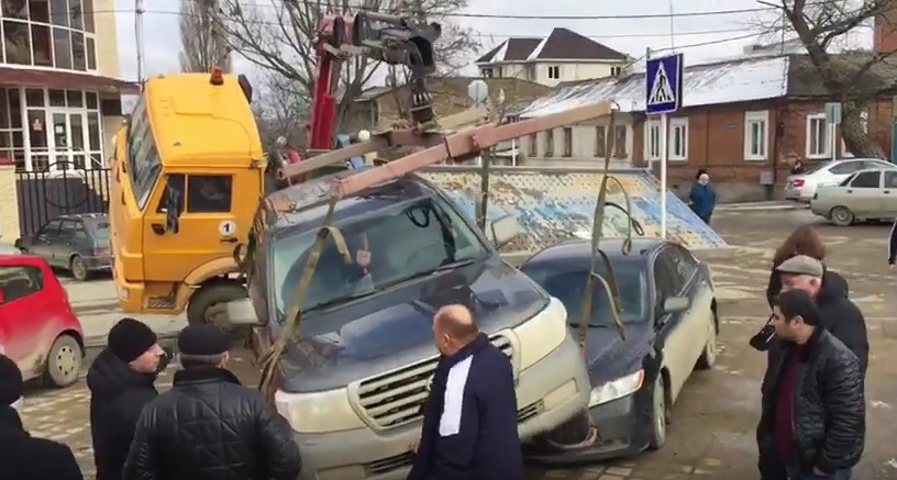 The tow truck couldn't. An unusual accident in the Stavropol Territory. - Tow truck, Toyota Land Cruiser, 