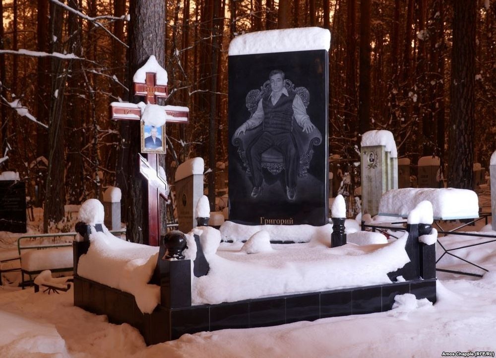 Luxurious tombstones of a gangster cemetery near Yekaterinburg - Longpost, Cemetery, Monument, Bandits, 90th, Crime