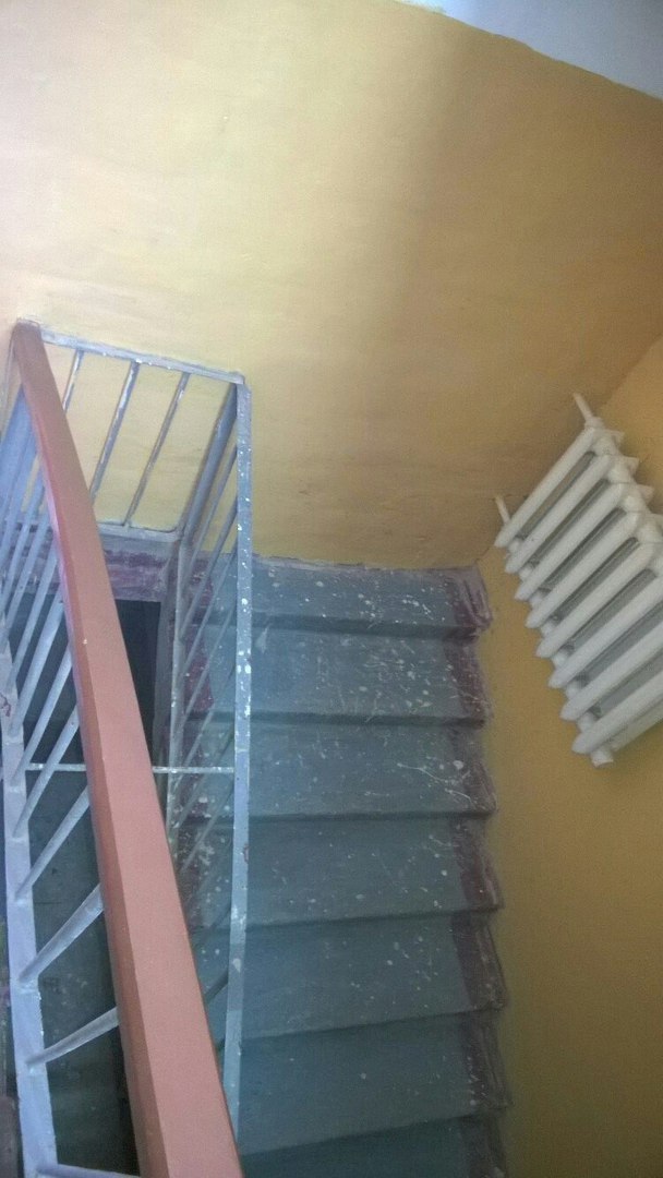 Сон приснилась лестница. Подъездная лестница. Сломанные подъездные лестницы. Лестница в подъезде. Сон лестница в подъезде.