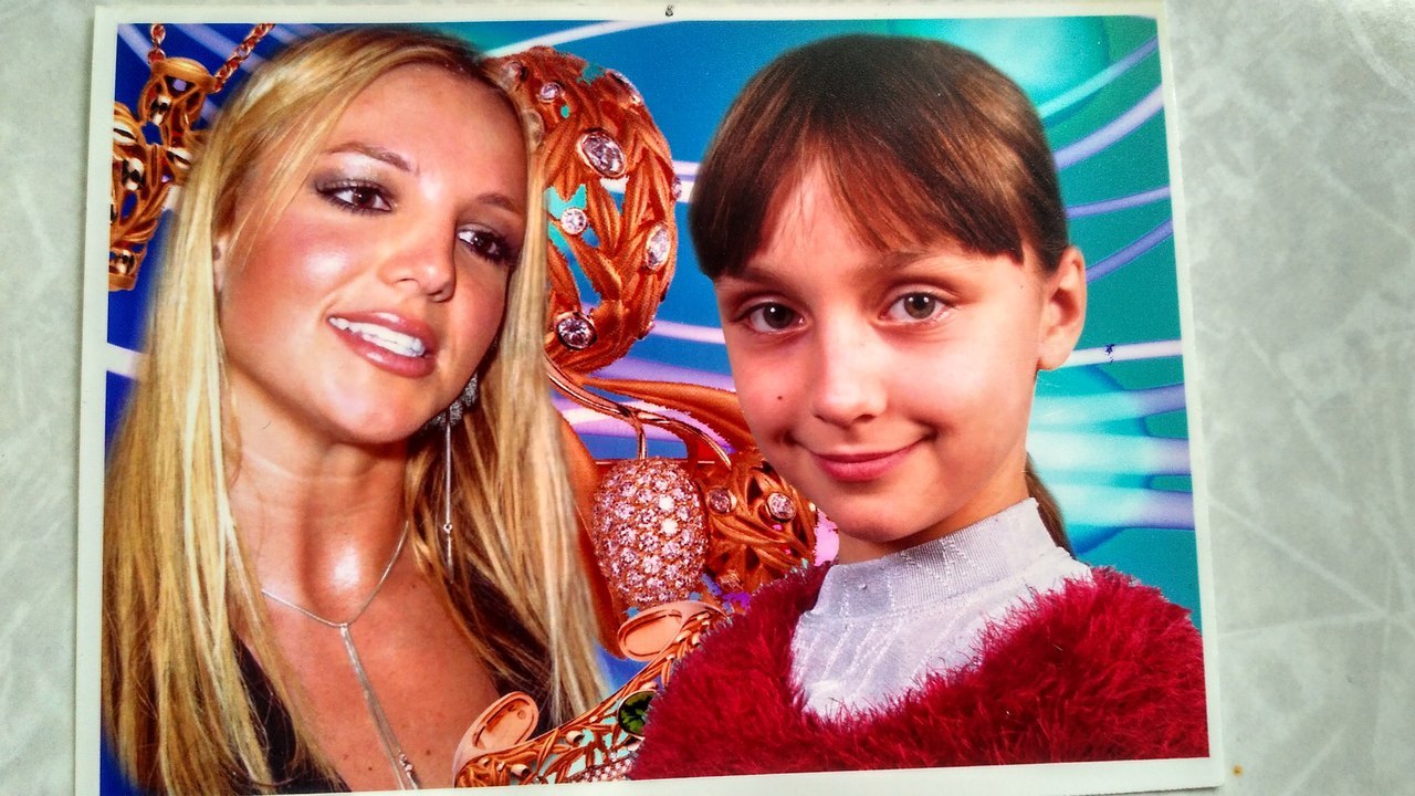 Britney Spears - Britney Spears, Installation, The photo, Table, Girls, Children