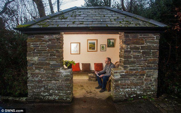 A cozy and home bus stop has appeared in the UK. - Bus stop, Military ID