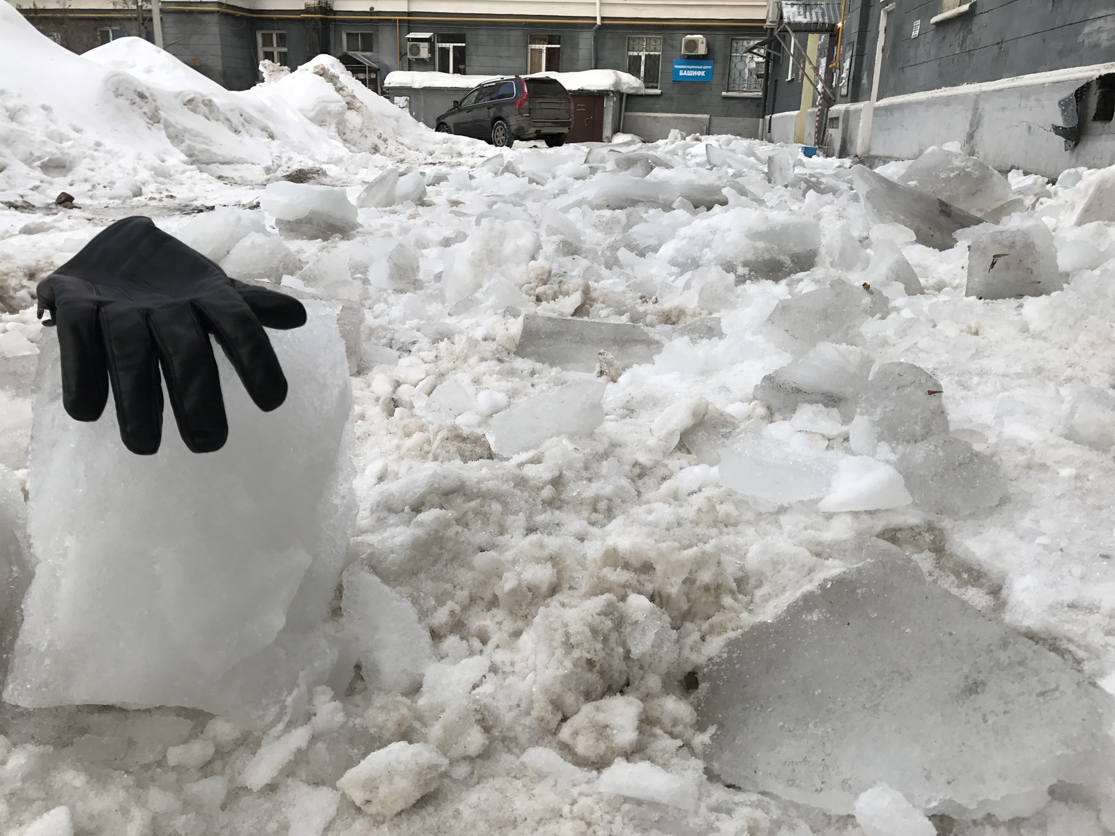 Ufa, housing department work in the yard. As always, they threw off the ice and scored .. Movement is almost impossible. - My, Ufa, Zheu, Snow, Longpost