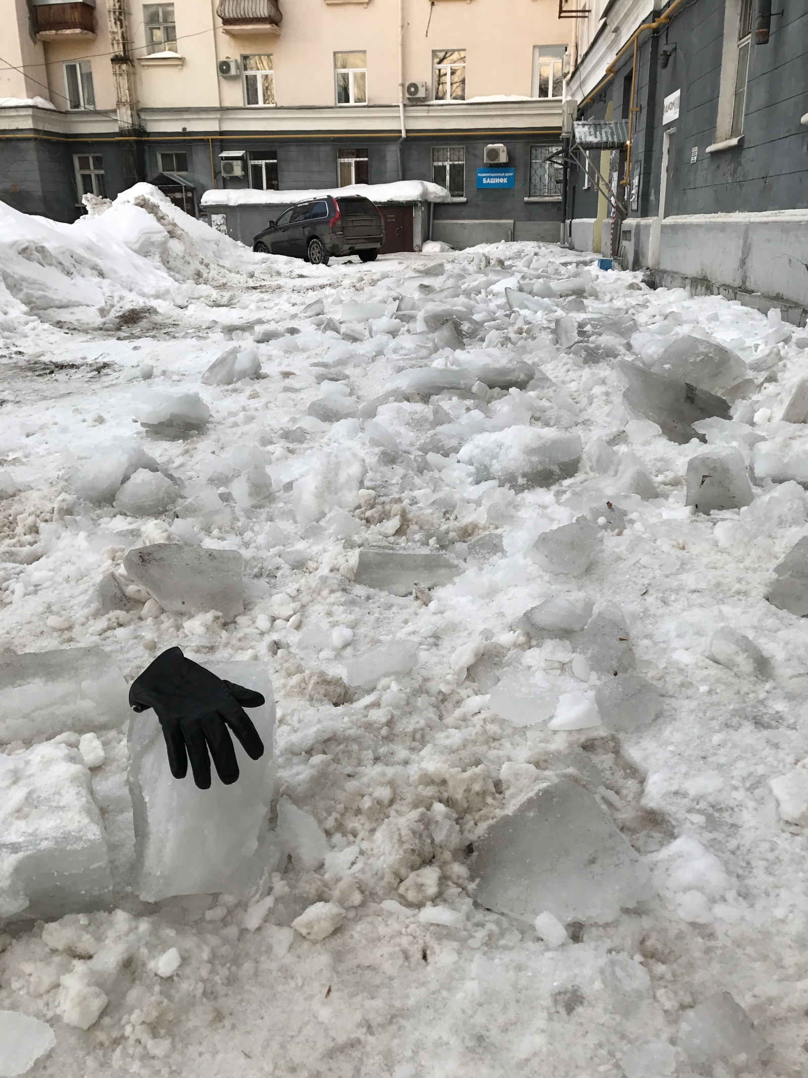 Ufa, housing department work in the yard. As always, they threw off the ice and scored .. Movement is almost impossible. - My, Ufa, Zheu, Snow, Longpost