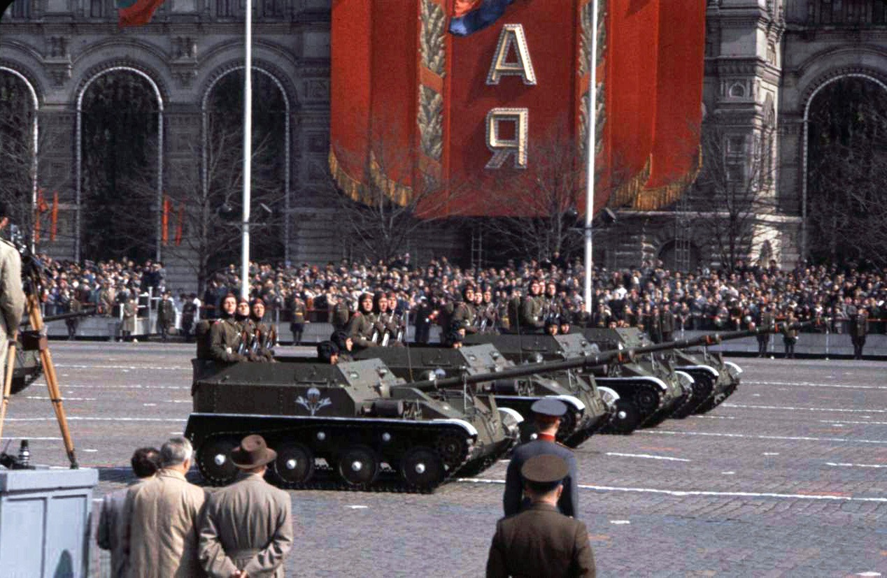 АСУ-57 - авиадесантная противотанковая установка. Красная площадь, 1960 год - Старое фото, Историческое фото, Пленка, СССР, 60-е, Москва, Красная площадь, Парад Победы