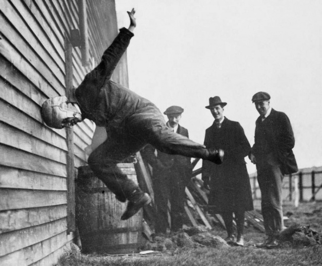 Rugby helmet testing 1912. - Rugby, Story