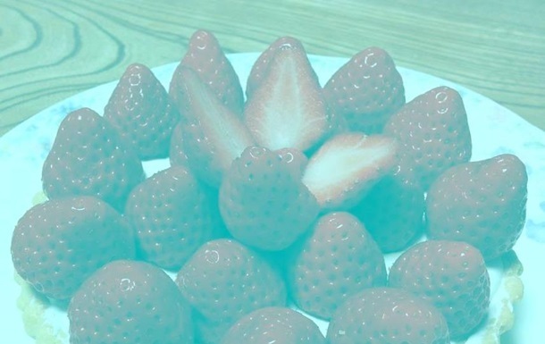 The network was surprised by the optical illusion with a red strawberry. - Strawberry, Contrast, Illusion, Longpost, Strawberry (plant)