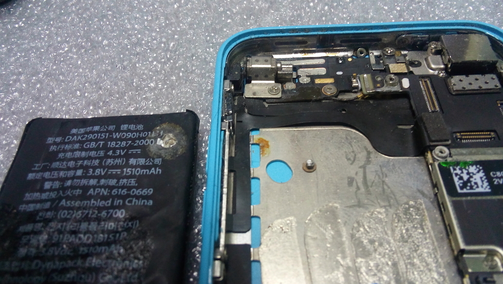 Protruding screen on iphone 5s - iPhone 5C, Repair, Crooked hands, Bad service