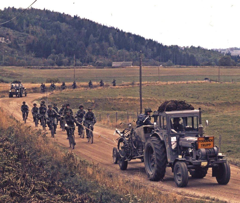 Есть ли боевые. Трактора для армии. Армейский трактор. Боевой трактор. Тракторные войска.