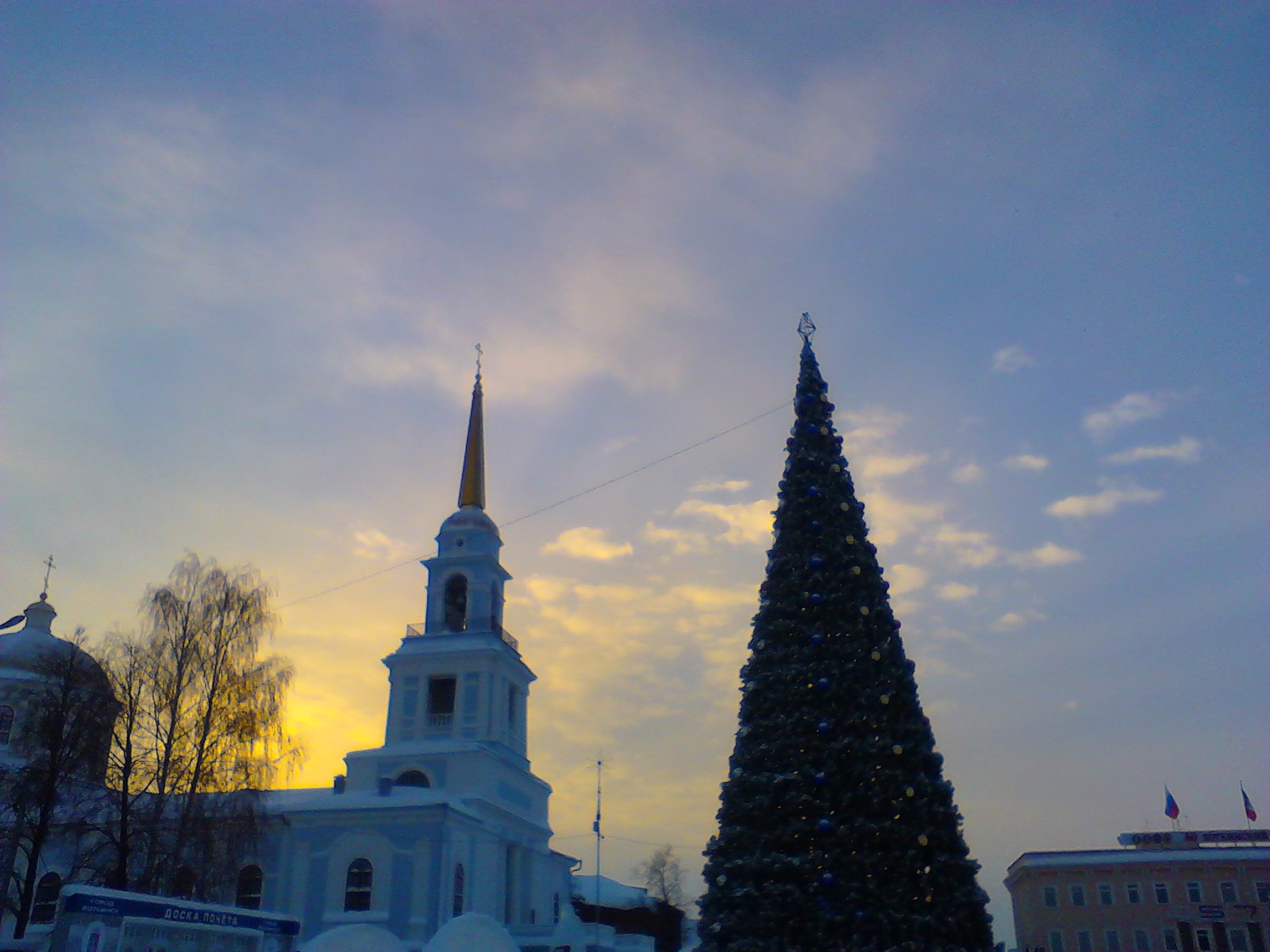 Sunrise in Votkinsk. - My, Votkinsk, Single-industry towns, Rapprochement, Comments for cons, Sunrise, Christmas trees, Church, Low resolution