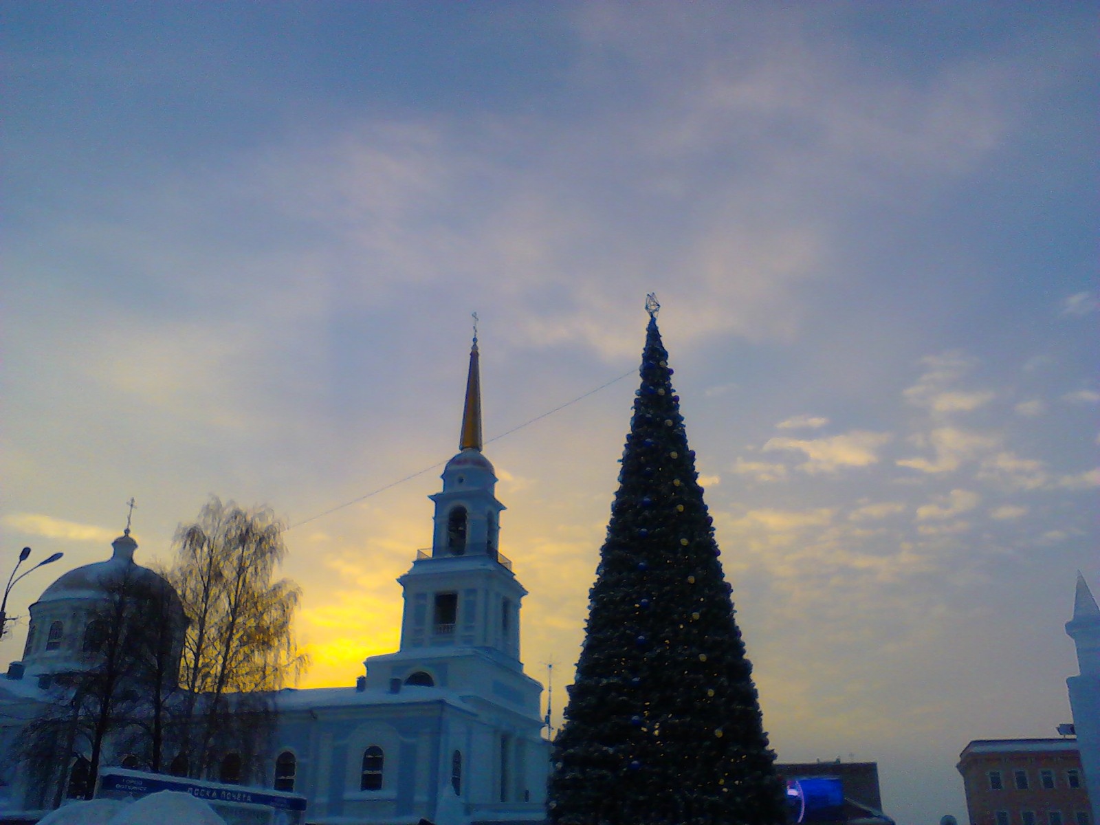 Sunrise in Votkinsk. - My, Votkinsk, Single-industry towns, Rapprochement, Comments for cons, Sunrise, Christmas trees, Church, Low resolution