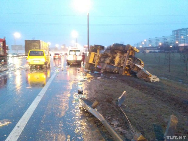 On the Moscow Ring Road, a truck with Coca-Cola crashed into a tractor: about 400 bottles of the drink fell on the road - Coca-Cola, Road accident, MKAD, Crash, Longpost, Minsk, Belarus