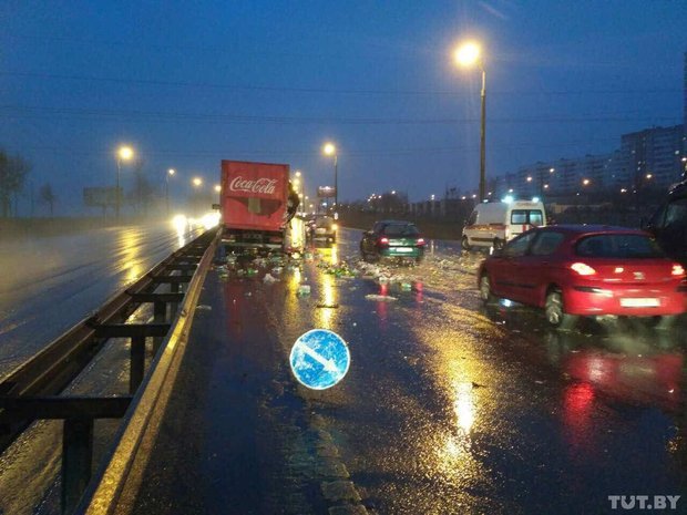 On the Moscow Ring Road, a truck with Coca-Cola crashed into a tractor: about 400 bottles of the drink fell on the road - Coca-Cola, Road accident, MKAD, Crash, Longpost, Minsk, Belarus