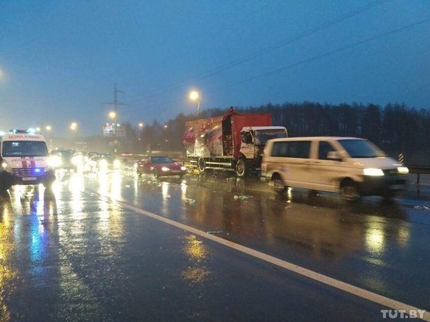 On the Moscow Ring Road, a truck with Coca-Cola crashed into a tractor: about 400 bottles of the drink fell on the road - Coca-Cola, Road accident, MKAD, Crash, Longpost, Minsk, Belarus