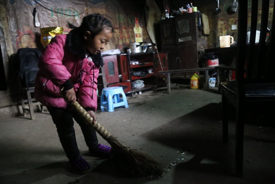 Photo story about a 5-year-old girl who takes care of her grandmother and great-grandmother, China - China, Upbringing, Children, Longpost