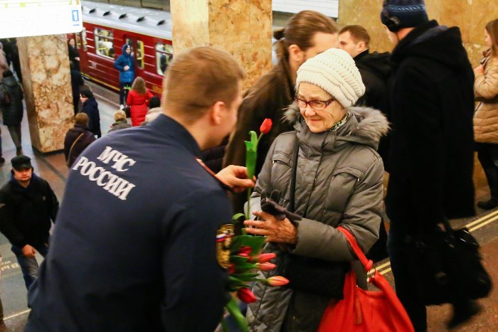 Поздравление от МЧС Москвы - 8 марта, МЧС, Тюльпаны, Московское метро, Длиннопост