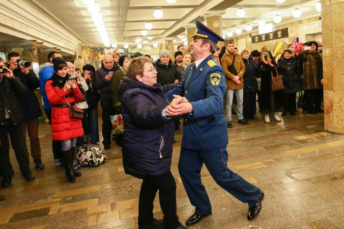 Поздравление от МЧС Москвы - 8 марта, МЧС, Тюльпаны, Московское метро, Длиннопост